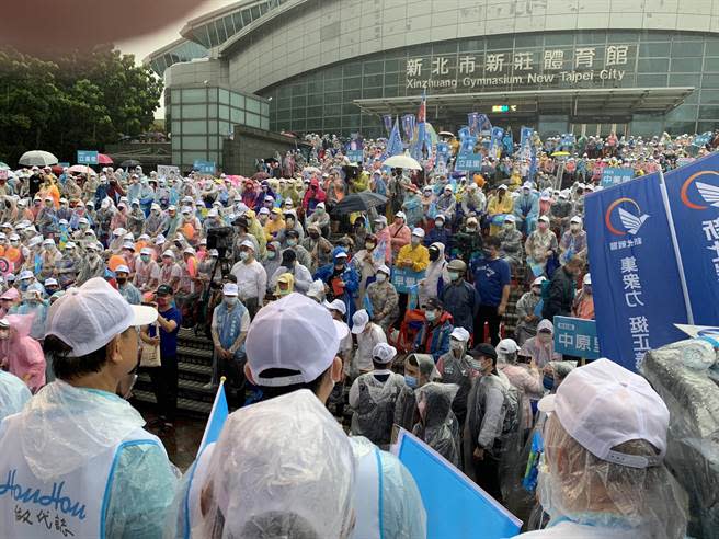 藍綠今日都選在新莊體育園區尬場，藍營場次吸引5000民眾到場。（葉德正攝）