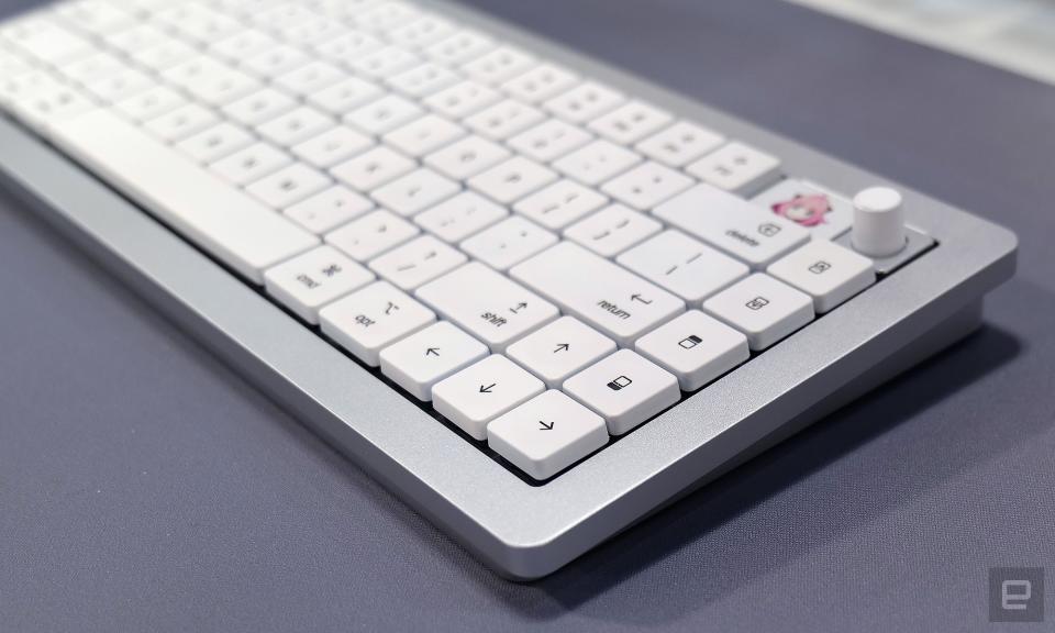 <p>The Systems uses low-profile keycaps with Cherry MX-compatible stems.</p>
