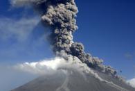 <p>FRM08. DARAGA (FILIPINAS), 23/01/2018. Vista del volcán Mayon mientras entra en erupción hoy, martes 23 de enero de 2018, en la ciudad de Daraga, provincia de Albay (Filipinas). El Instituto Filipino de Vulcanología y Sismología (PHIVOLCS) elevó el 22 de enero el nivel de alerta para el volcán Mayon en medio de temores de una erupción mayor en las próximas horas o días. “Más de 26,000 personas han sido evacuadas a refugios en el área. La zona de peligro se extiende a un radio de 8 kilómetros desde el respiradero de la cumbre. Se recomienda encarecidamente al público que esté atento y desista de ingresar a esta zona de peligro”, agregó el PHIVOLCS. EFE/FRANCIS R. MALASIG </p>