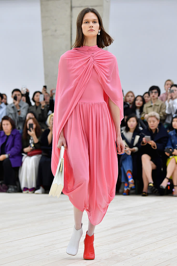 <p>Dies wäre keine Trend-Galerie ohne Pink. Ja, der Farbton der Saison ist schon seit einigen Jahren tonangebend. Und wir hatten eine Ahnung, dass er wiederkehren würde, als Designer wie Valentino und Balenciaga ihre Models in diesem Millenniums-Farbton auf den Laufsteg schickten… [Bild: Getty] </p>