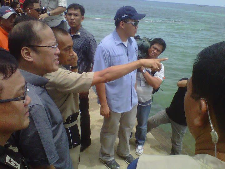 President Aquino leading the rescue operations for Secretary Jesse Robredo in Masbate. (Photo from Official Gazette of the Republic of the Philippines)