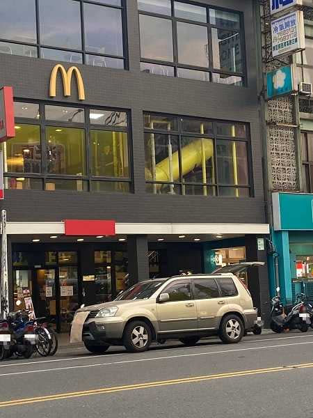 車主將前後車牌都用紙板遮起來。（圖／翻攝自屏東縣潮州鎮）