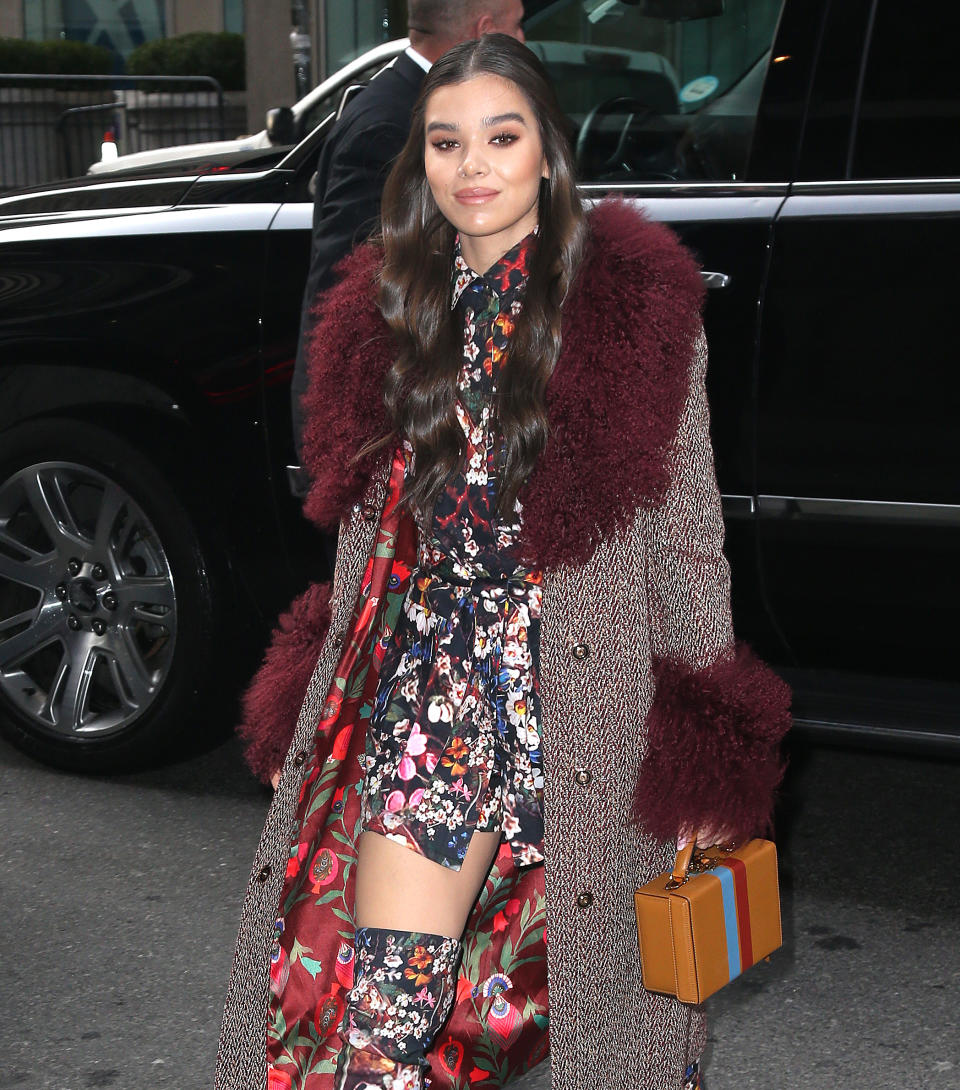 Hailee Steinfeld sagt es durch die Blumen (Bild: Splash News)