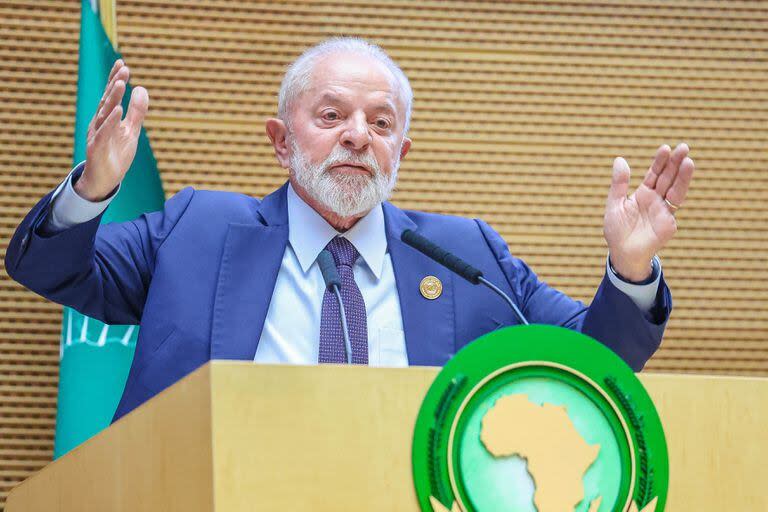 Esta imagen difundida por la Presidencia de Brasil muestra al Presidente de Brasil, Luiz Inacio Lula da Silva, hablando durante la ceremonia de apertura de la 37ª Sesión Ordinaria de la Asamblea de la Unión Africana (UA) en la sede de la UA en Addis Abeba el 17 de febrero de 2024.