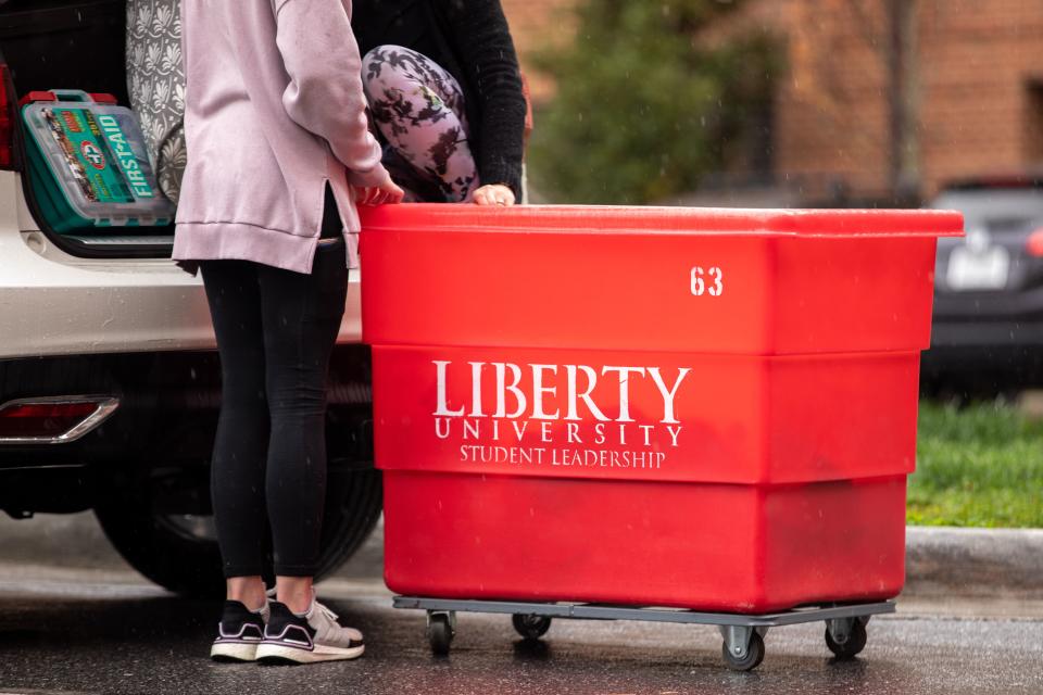 Michelle Gougler, right, helps her daughter Morgan Gougler,a student at Liberty University in Lynchburg, Virginia, move out of her dorm on March 31, 2020. (Photo by Amanda Andrade-Rhoades / AFP) 