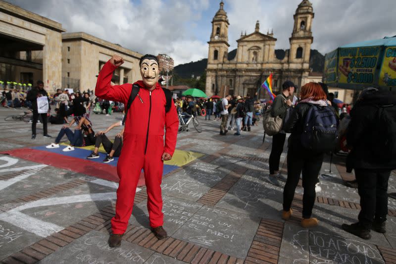 Wider Image: Portraits from the frontlines of global protests