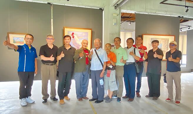 「曉園薪傳彊仕時」師生聯展，政戰學校藝術系25期學生離校43年後，展現創作成績單。（陳淑芬攝）