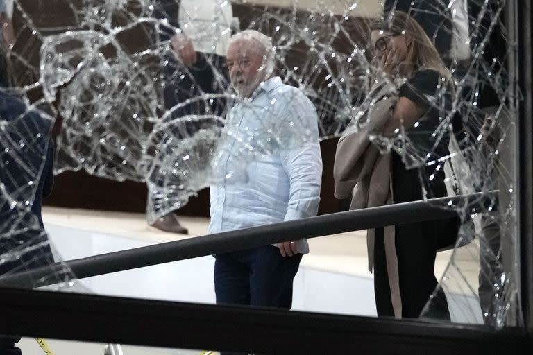 El presidente de Brasil, Luiz Inácio Lula da Silva, inspecciona los daños en el Palacio de Planalto después de que fue asaltado por partidarios del exmandatario Jair Bolsonaro