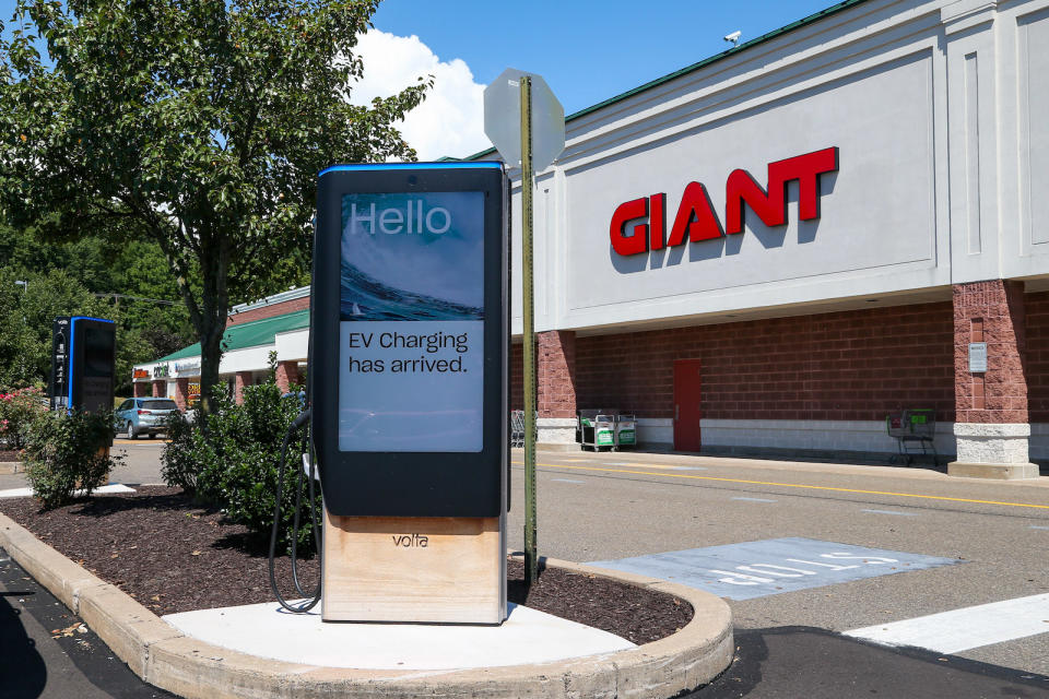 BLOOMSBURG, UNITED STATES - 2022/08/18: An electric vehicle charging station is seen in the parking lot of a Giant grocery store in Bloomsburg. Giant operates more than 190 grocery stores across Pennsylvania, Maryland, Virginia, West Virginia, and New Jersey. (Photo by Paul Weaver/SOPA Images/LightRocket via Getty Images)