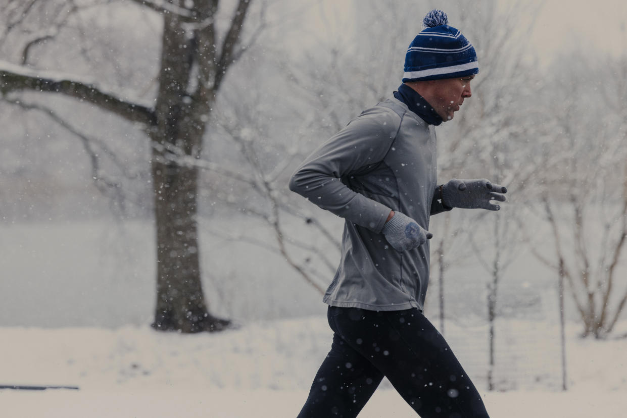 Un corredor desafía la nieve en Prospect Park, Brooklyn, en febrero de 2022. (Keith E. Morrison/The New York Times)