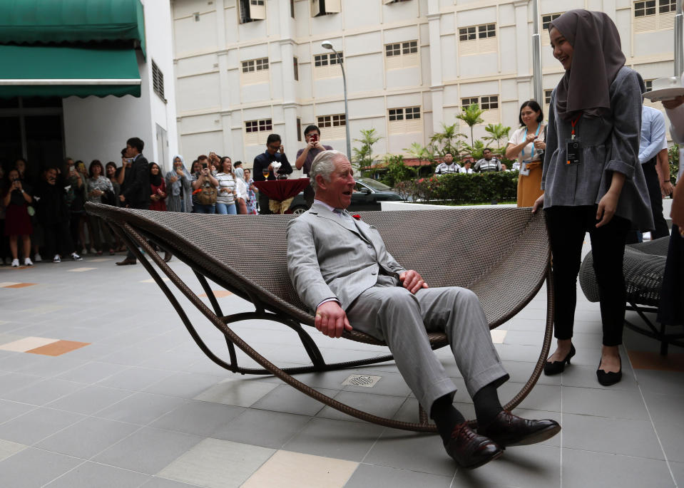 <p>Prinz Charles besucht die „Nanyang Academy of Fine Arts“. Er sprach mit Künstlern über ihre Arbeit und begutachtete ausgestellte Möbel. Einen Stuhl testet er persönlich und bezeichnete ihn, zur Belustigung aller, als Schaukelstuhl. (Bild: STAR MAX/ AP Photo) </p>