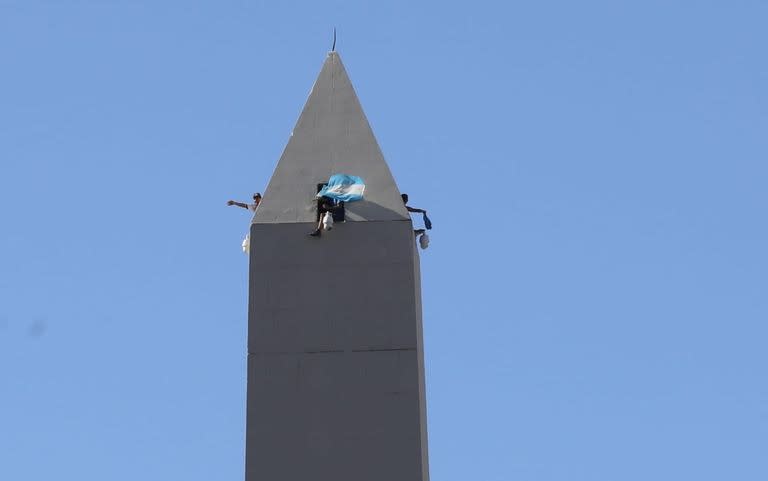 Miles de personas esperan desde muy temprano a la selección en el Obelisco