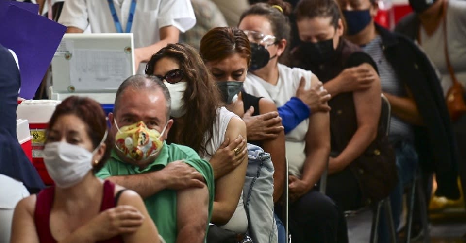 Personas mayores de 50 años recibiendo vacuna contra COVID