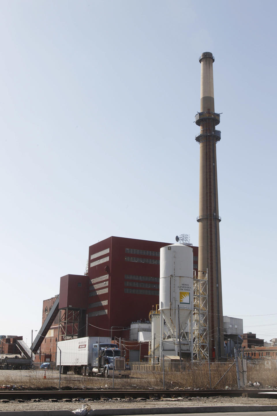 Midwest Generation's Fisk Generating Station, a coal-fired power plant, is seen Wednesday, Feb. 29, 2012, in Chicago. The city's two coal-fired plants will shut down early under a deal between the operator, city officials and environmental groups. The Chicago Clean Power Coalition says Midwest Generation signed an agreement Wednesday to close its Fisk plant by the end of the year and its Crawford plant by the end of 2014. Chicago is the only large U.S. city with coal-fired power plants operating within its borders. (AP Photo/M. Spencer Green)