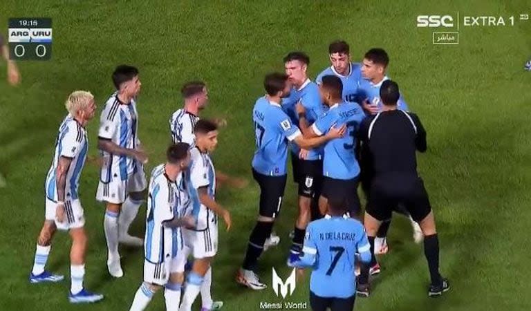 El momento en el que Lionel Messi agarró a un uruguayo del cuello durante un tumulto entre los jugadores