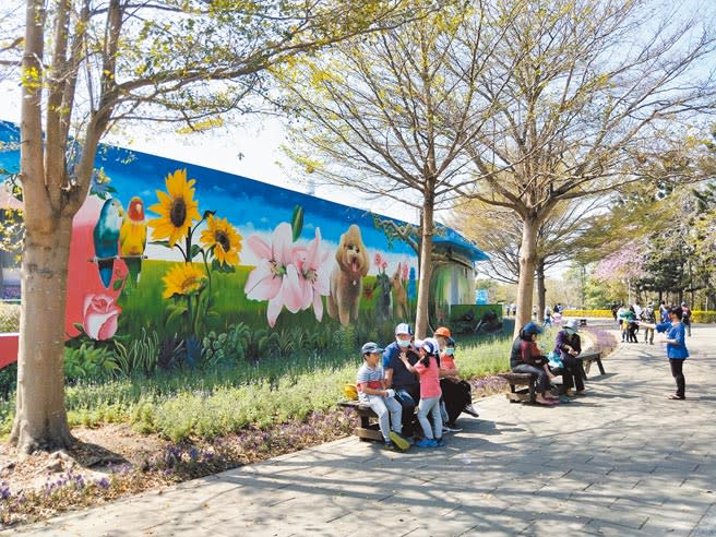 溪州公園「花在彰化」首度集結在地創作者，在園區內進行大型牆面彩繪，腹地大主題多，讓遊客在開闊環境裡，有欣賞不完的主題。（吳敏菁攝）