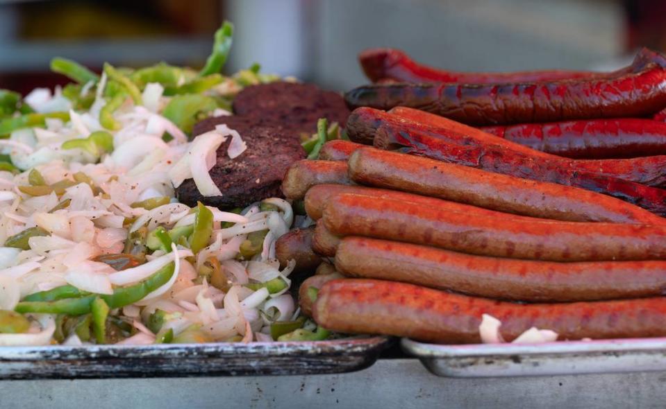 Tiras de salchicha, hamburguesas y aderezos en la Feria del Condado de Stanislaus, en Turlock, California, el viernes 5 de julio de 2024.