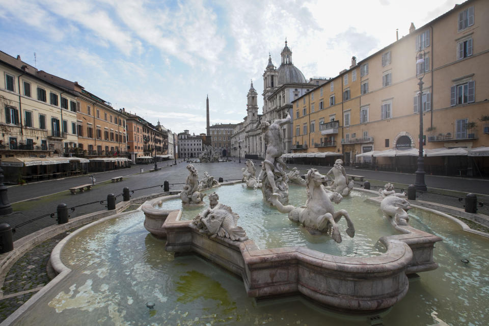 Una vista de la plaza Navona de Roma (Italia) el 18 de marzo totalmente vacía. (Foto: Andrew Medichini / AP).