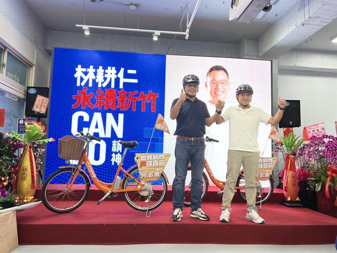 國民黨新竹市長參選人林耕仁（左）6日開記者會公布共享E-bike政策，他說E-bike便利又省力，除可以滿足民眾通勤需求外，也適合做為休閒觀光的運具選擇。（王惠慧攝）