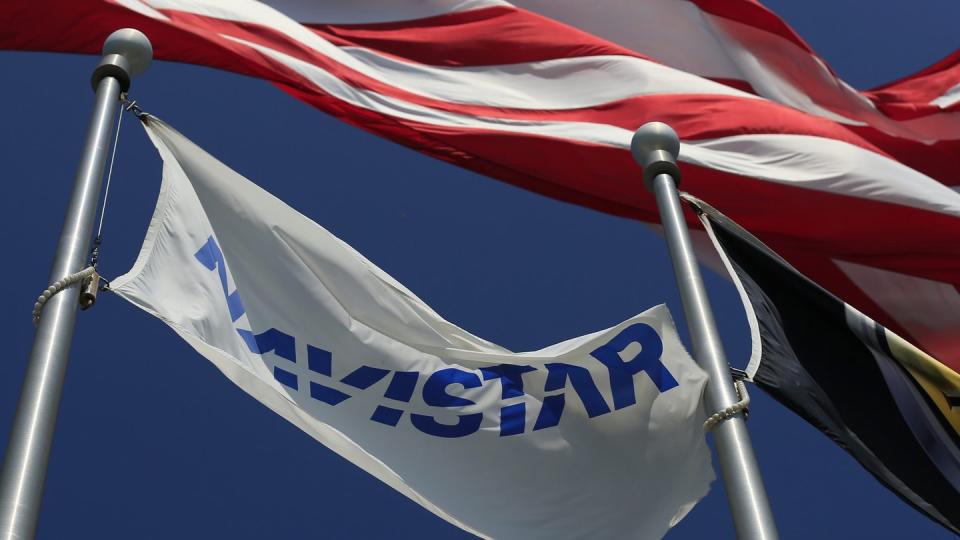 Die amerikanische und die Navistar-Flagge wehen vor dem Firmensitz des Lkw-Herstellers Navistar.