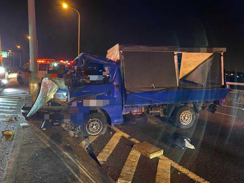 小貨車車頭嚴重毀損。（圖／警方提供／中國時報曹婷婷台南傳真）