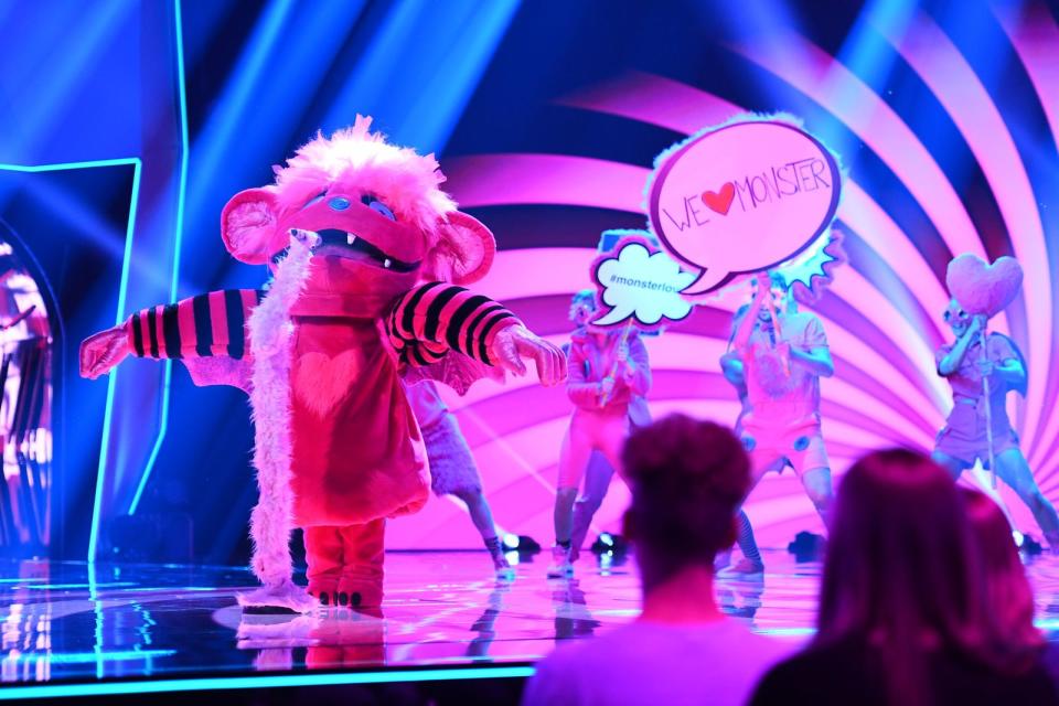 Tolle Gesangsleistungen, fantastische Kostüme, wildeste Spekulationen der Juroren. Gute Laune überall. Die zweite Folge von "The Masked Singer" hielt alles, was die Auftaktfolge versprochen hatte. Das galt leider auch für die Ernüchterung, als die zweite Maske fiel.