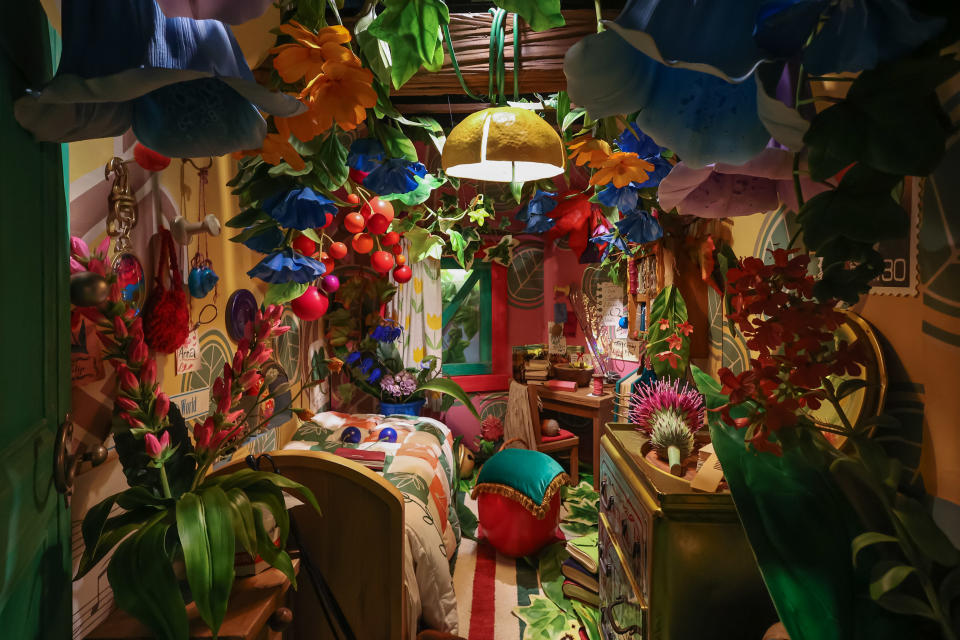 艾莉緹色彩繽紛的房間，花草將房間塞得滿滿的。