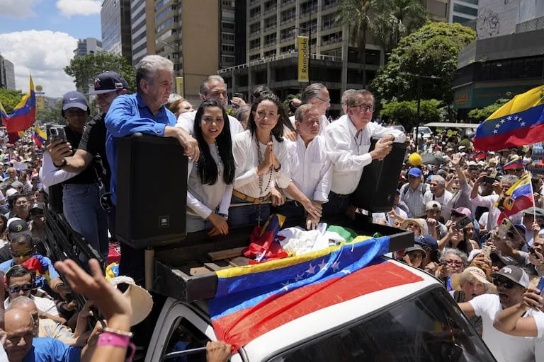 La líder opositora María Corina Machado encabeza una protesta contra la reelección del presidente Nicolás Maduro, en Caracas, Venezuela. (AP/Ariana Cubillos)