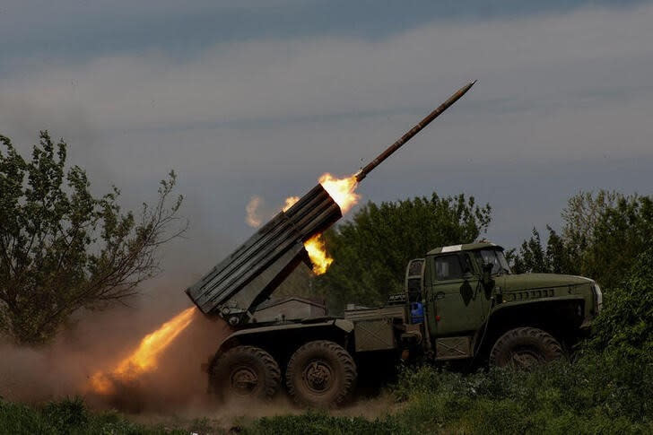 FOTO DE ARCHIVO. Militares ucranianos disparan un sistema de cohetes de lanzamiento múltiple BM-21 Grad hacia las tropas rusas, en medio del ataque de Rusia a Ucrania, cerca de la ciudad de Bajmut, Ucrania