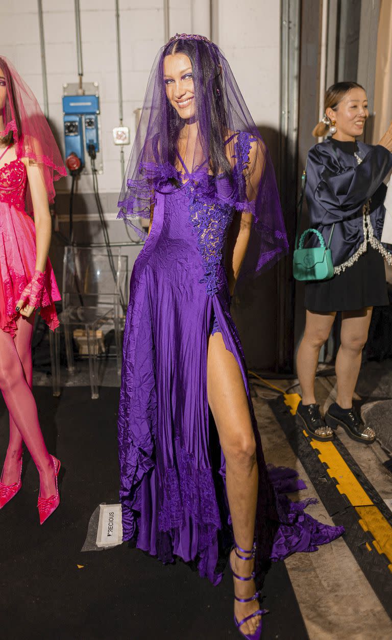 Bella Hadid durante el backstage del desfile de moda "Versace prêt-à-porter Primavera-Verano 2023", en la Semana de la Moda de Milán 