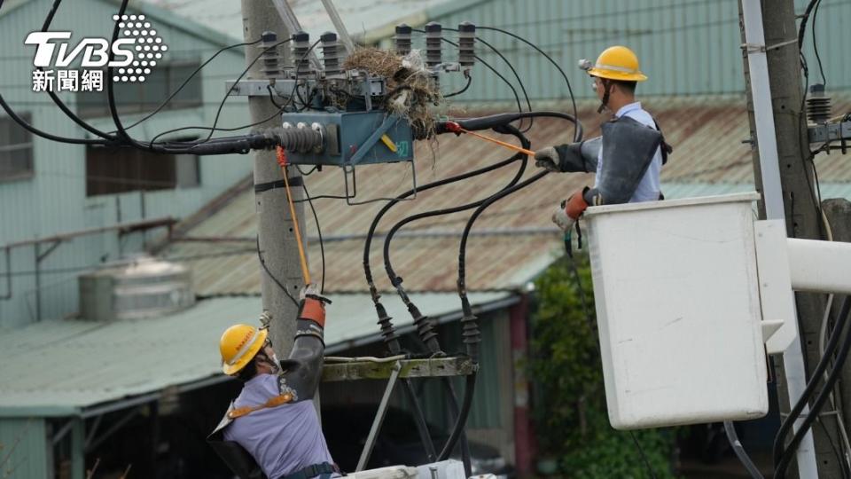 清除電桿上鳥巢避免發生停電事故。（圖／TVBS）