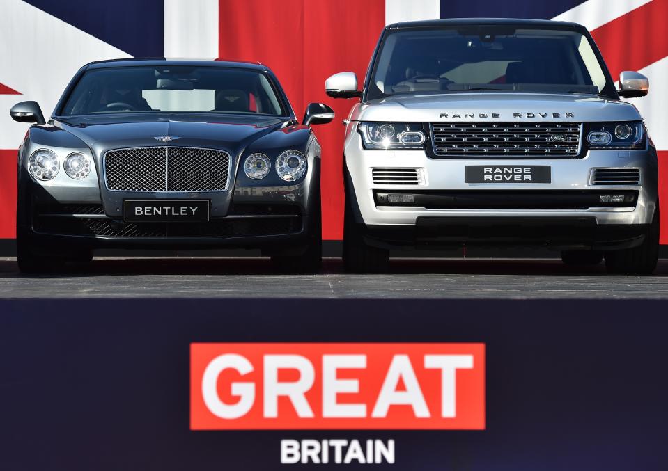 Two British built-cars, a Bentley Flying Spur (L) and a Range Rover are pictured at a photocall in London on September 10, 2015, as the British Society of Motor Manufacturers and Traders (SMMT) promote the British auto industry ahead of the Frankfurt International Motor Show. AFP PHOTO / BEN STANSALL        (Photo credit should read BEN STANSALL/AFP via Getty Images)