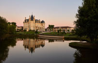 <p> Entouré d’un parc de 3 hectares, le Château-Hôtel Grand Barrail offre calme et sérénité. Un nouvel écrin où modernité et tradition se télescopent sous la houlette de l’architecte Jean-Philippe Nuel.<br> <b>Château-Hôtel Grand Barrail</b><br> Saint-émilion<br> Route de Libourne, D243<br>33330 Saint-Émilion</p><br><a href="https://www.grand-barrail.com/fr/" rel="nofollow noopener" target="_blank" data-ylk="slk:Acheter;elm:context_link;itc:0;sec:content-canvas" class="link ">Acheter</a>