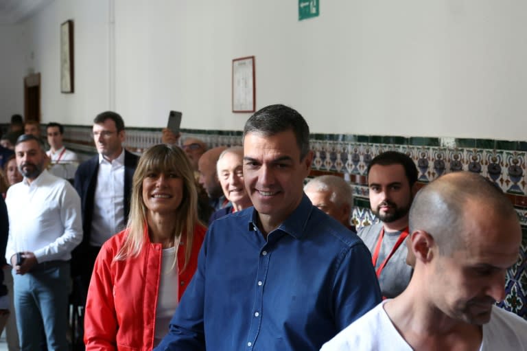 El presidente del Gobierno español, Pedro Sánchez, y su esposa, Begoña Gómez, votan en las elecciones al Parlamento Europeo el 9 de junio de 2024 en Madrid (Pierre-Philippe Marcou)