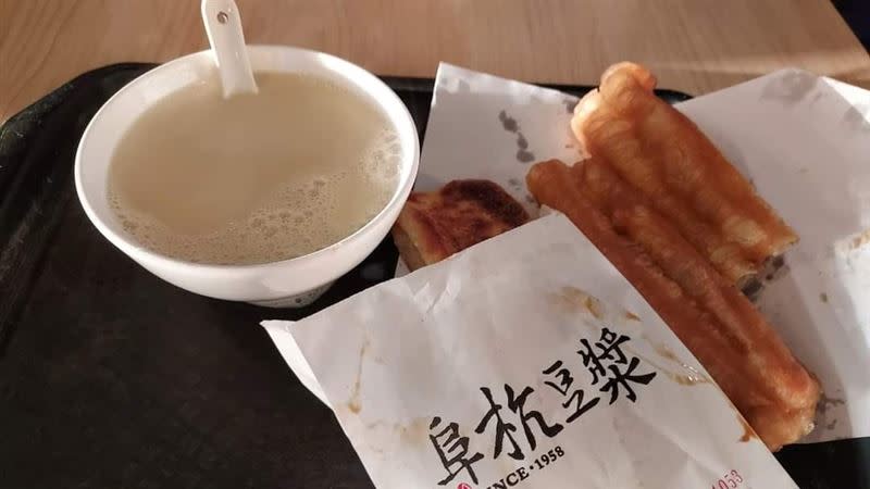 網友分享在阜杭豆漿排隊40分鐘用餐的經驗。（圖／翻攝自爆廢公社）