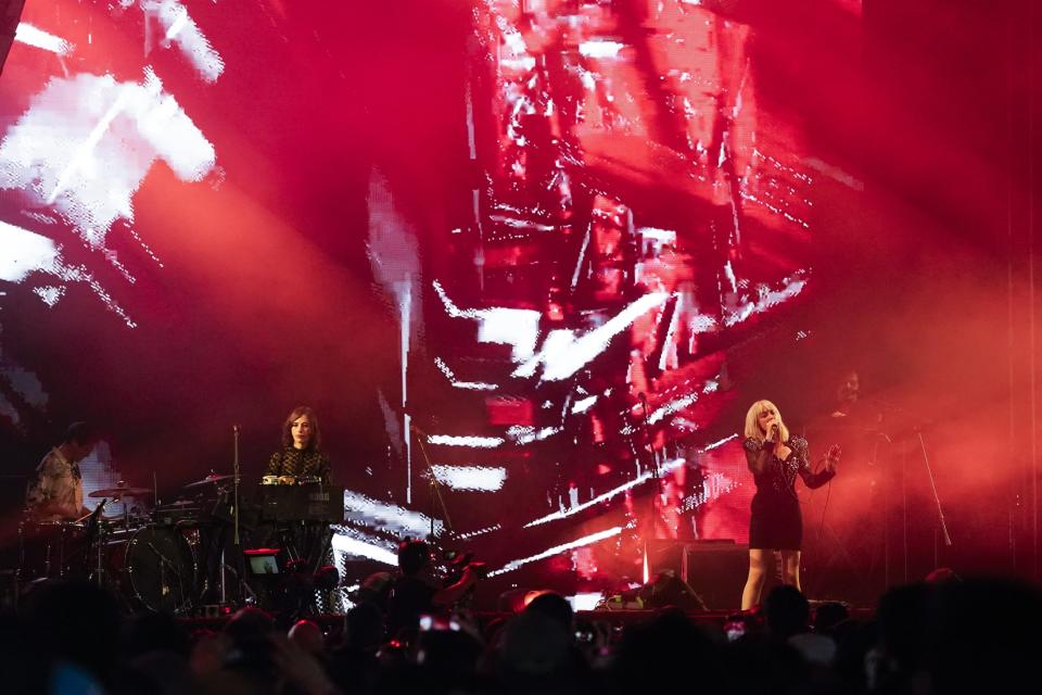 Helen Marnie, derecha, y Mira Aroyo de Ladytron durante su concierto en el festival Corona Capital en la Ciudad de México, el domingo 19 de noviembre de 2023. (Foto AP/Aurea Del Rosario)