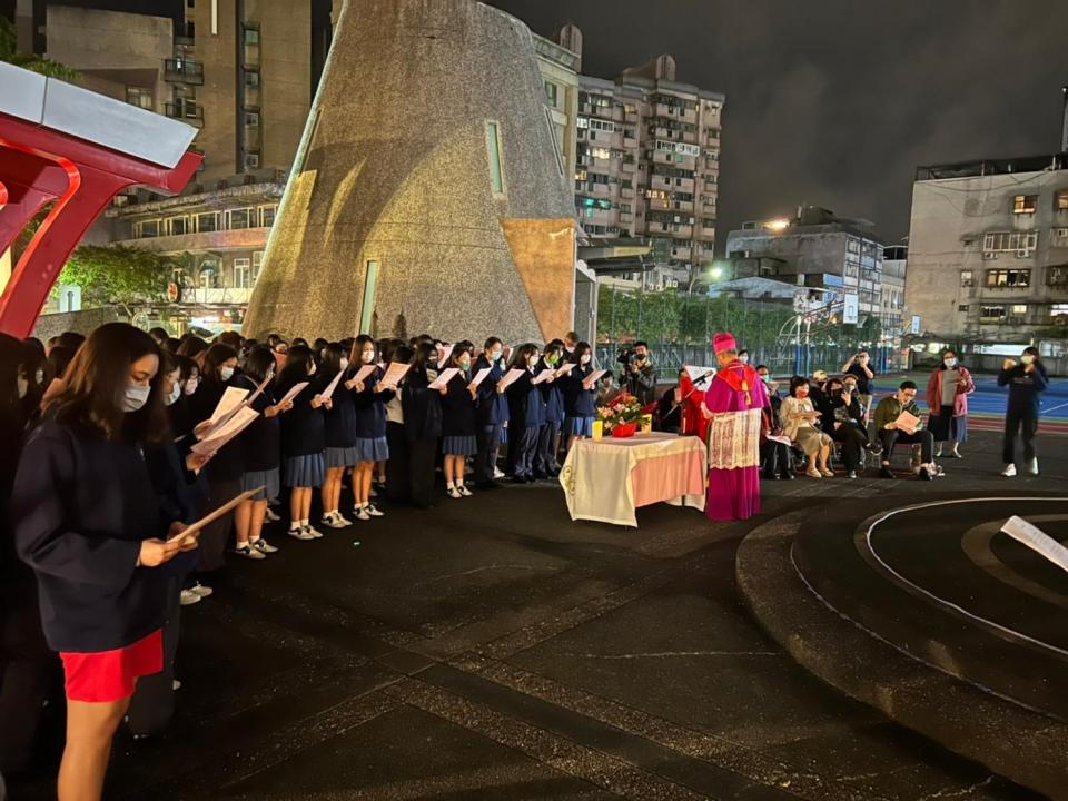 台北市教育局核定達人女中更名申請，8月起全名為「財團法人台北市私立達人高級中學」，從112學年度開始由國中部漸進式招收男學生，採取男女混班。達人女中2022年12月聖誕點燈活動。（圖取自達人女中網站）