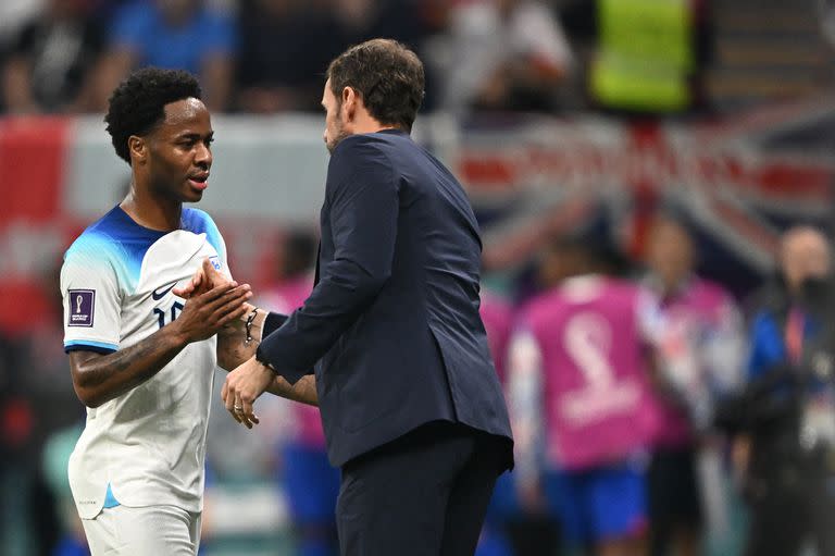 Sterling saluda al DT Gareth Southgate tras ser reemplazado en el 0-0 entre Inglaterra y Estados Unidos.