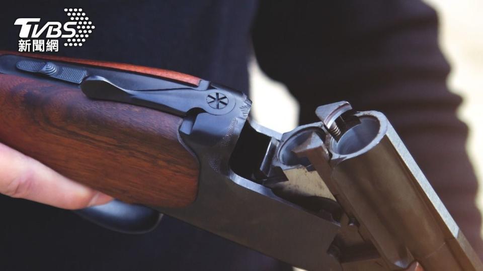 警方從塞巴斯蒂安的身上搜出一把霰彈步槍。（示意圖／Shutterstock達志影像）