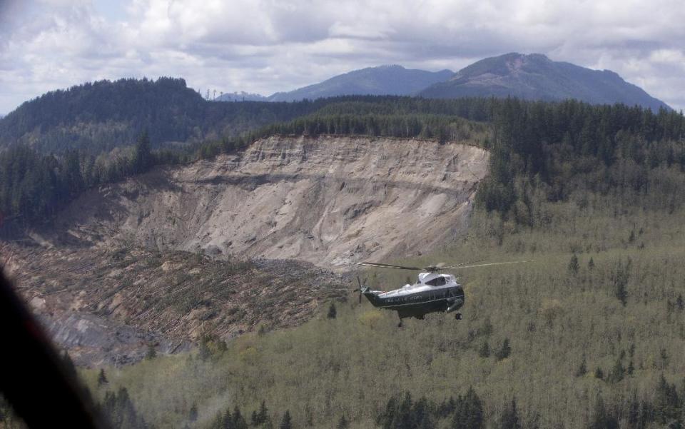 El helicóptero Marine One, que tramspòrta al presidente estadounidense Barack Obama, sobrevuela el martesm, 22 de abril del 2014, el área de Oso, Washinton, devastada por un alud de lodo. (Foto AP/Carolyn Kaster, Pool)