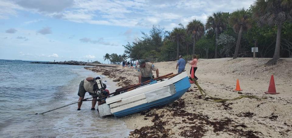 Un grupo de migrantes cubanos llegó en esta embarcación al Fort Zachary Taylor Historic State Park en Cayo Hueso el 30 de mayo de 2022.