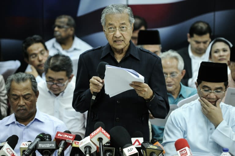 Former Malaysian prime minister Mahathir Mohamad (C) reads a citizens' declaration during a press conference with members of the opposition party in Kuala Lumpur on March 4, 2016