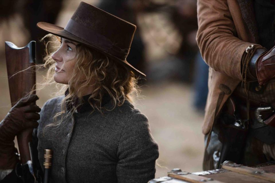 Countrystar Faith Hill in der Westernserie "1883", die jetzt auch in Deutschland bei Paramount+ zu sehen ist. Die Gründungsmythen Amerikas stehen beim amerikanischen TV-Publikum derzeit hoch im Kurs. Ist das politisch tief gespaltene Land auf der Suche nach sich selbst?  (Bild: Parmount+)