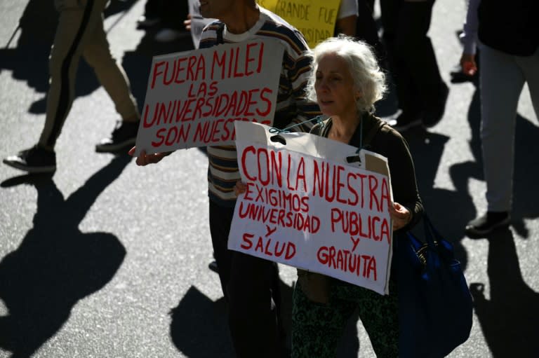 In Argentinien haben hunderttausende Menschen am Dienstag gegen die Sparmaßnahmen der Regierung des rechtspopulistischen Präsidenten Javier Milei sowie für die "Verteidigung der kostenlosen öffentlichen Universitäten" demonstriert. (Luis ROBAYO)