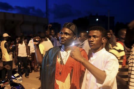 Anti-coup protesters converge at the residence of the traditional leader Mogho Naaba in Ouagadougou, Burkina Faso, September 21, 2015. REUTERS/Joe Penney