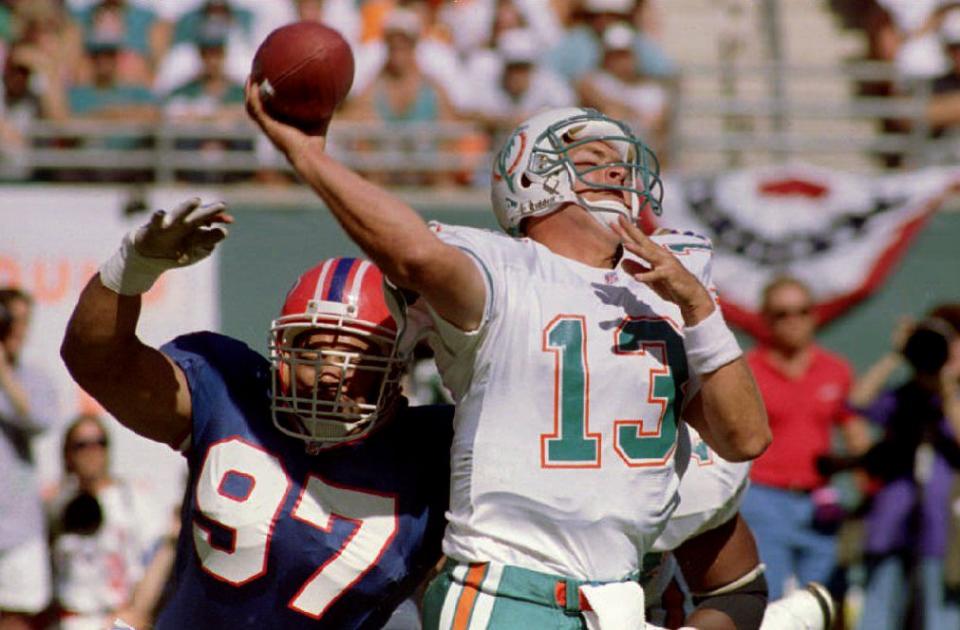 Dan Marino es uno de los mejores mariscales que ha visto la NFL, pero los Bills de Jim Kelly le impidieron ser más exitoso.  (Foto: DOUG COLLIER/AFP via Getty Images)