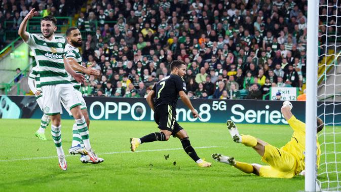Real Madrid sukses melumat tuan rumah Celtic tiga gol tanpa balas pada laga perdana Grup F Liga Champions yang digelar di Celtic Park, Glasgow, Selasa (6/9/2022). (AFP/Andy Buchanan)