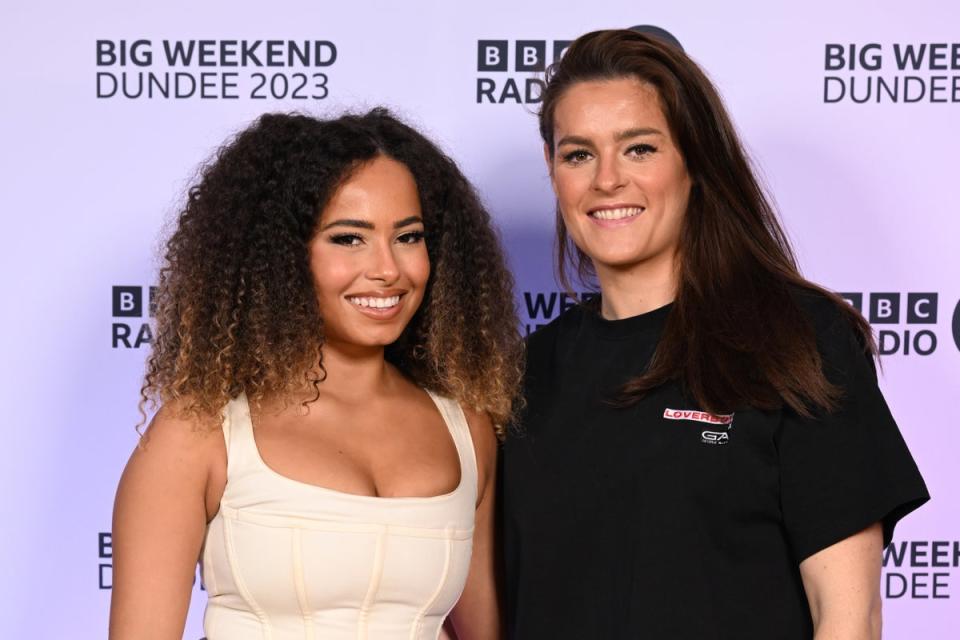 Amber Gill und Jen Beattie haben ihr Debüt auf dem roten Teppich als Paar gegeben (Bild: Getty Images)