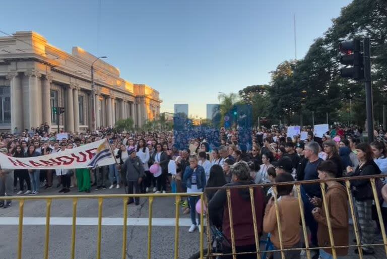 Centenares de personas en Rivera reclamando justicia por crimen de Bárbara Cecilia Prieto