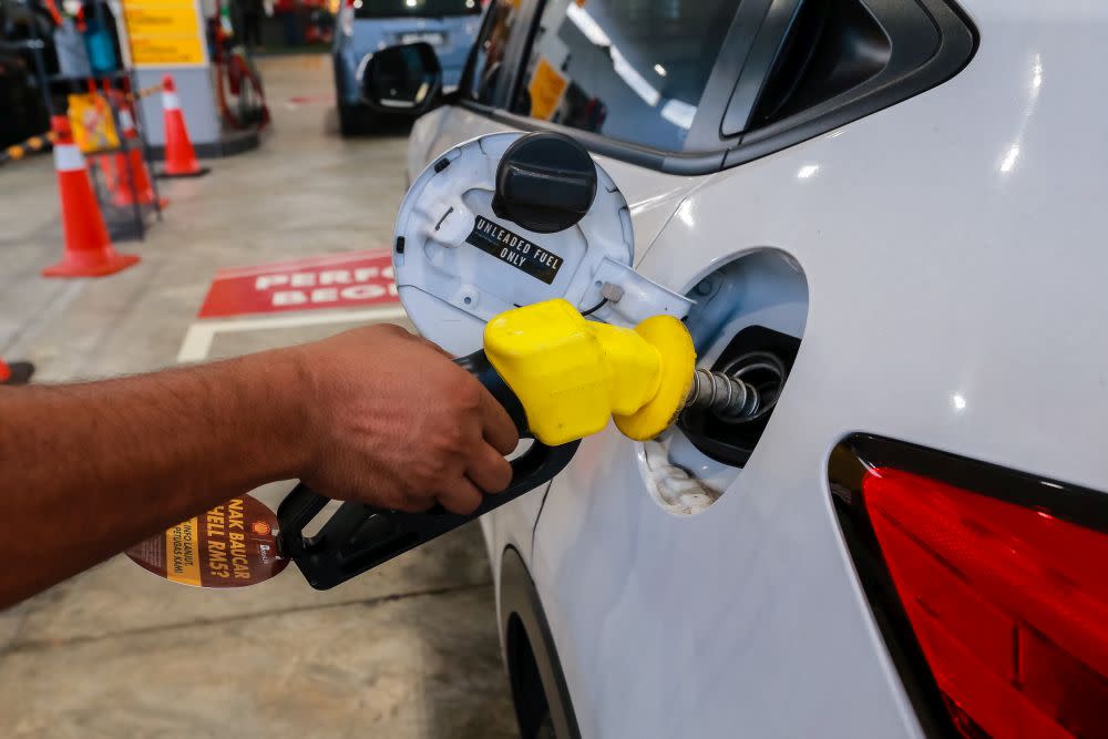 A man refuels his vehicle at the Shell petrol station in Ecohill, Semenyih March 9, 2022. — Picture by Devan Manuel